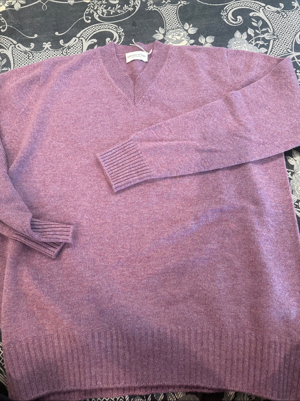 Johnstons of Elgin V-Neck luxurious Cashmere Sweater - women’s size L